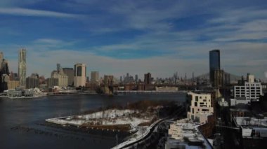 New York 'tan Hudson Nehri' nin karşısındaki Manhattan 'ın panoramik silueti.