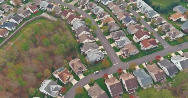 Bovenaanzicht vanuit de lucht kleine stad landschap buitenwijk huizen slaapgedeelte daken huizen — Stockvideo