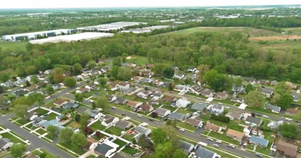 Letecký pohled na silnici Sayreville městečka na předměstí USA — Stock video