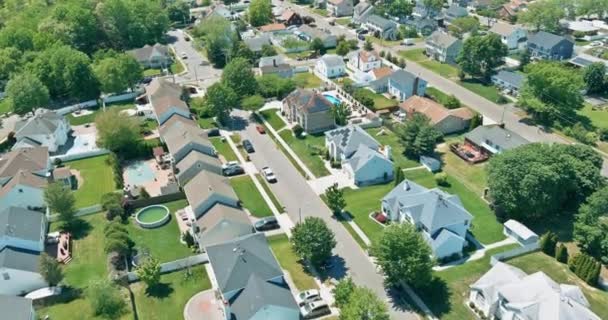 Panorama vista área de dormir em Sayreville NJ sobre a paisagem da cidade pequena subúrbio casas telhado casas os EUA — Vídeo de Stock