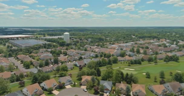 Вид с воздуха на небольшой городок типичного пригорода с маленькими домами — стоковое видео