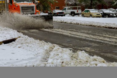 Kış, yoğun kar yağışından sonra kar temizleme aracı içeri giriyor.