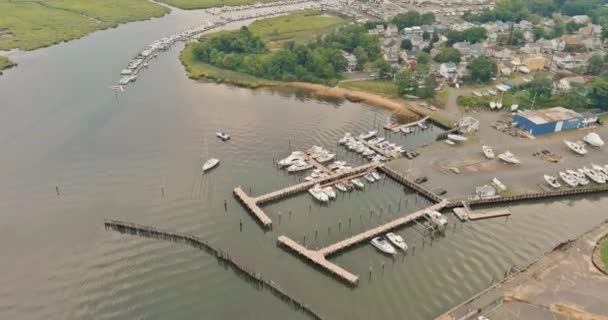 Widok z lotu ptaka wielu łodzi w porcie New Jersey — Wideo stockowe