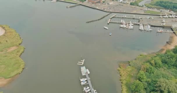 多くのボートと桟橋港の空中ビュー — ストック動画