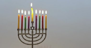 Hanuka 'lı İbranice Menorah bayram yahudilerinin geleneksel sembolüdür.