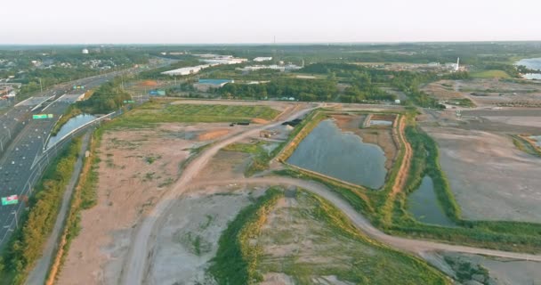 Widok z lotu ptaka na Alfred E. Driscoll Bridge ogromny, złożony węzeł drogowy przy wejściu do miasta Sayreville — Wideo stockowe