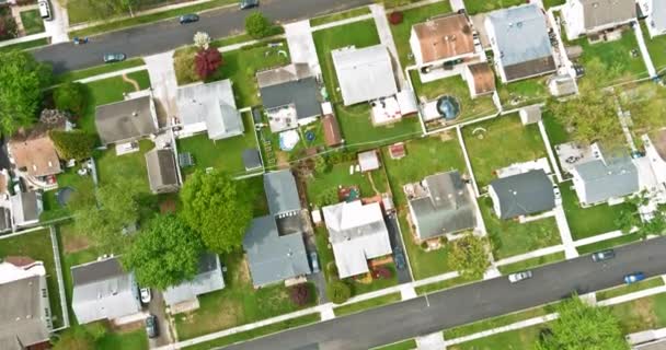 Krásné malé zelené město krajina předměstí domy spací plochy střešní domy shora — Stock video
