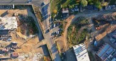 İnşaat sürecinde büyük bir apartman kompleksinin çok katlı binasının betonarimini inşa edin.