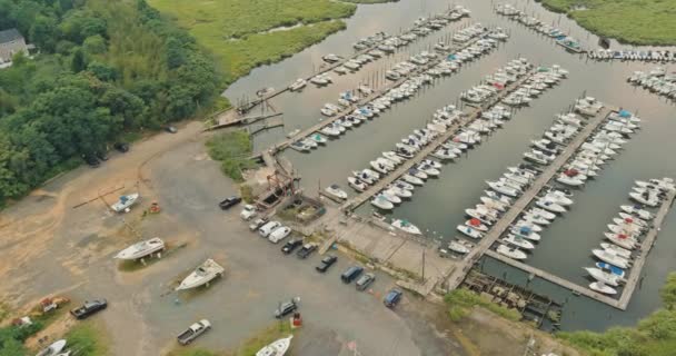Aerial widok z góry portu żaglówki wiele pięknych jachtów w porcie morskim transport wodny lato wakacje — Wideo stockowe