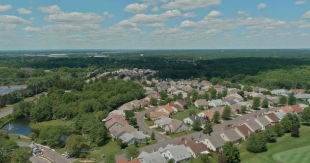 Vista aérea de un pequeño pueblo en América desde el campo de verano — Vídeo de stock
