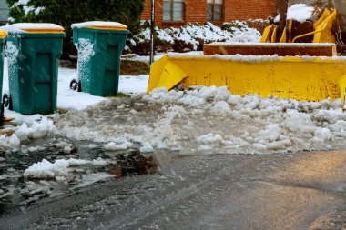 Şiddetli kar yağışından sonra kar aracı karları kaldırıyor.