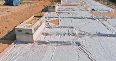 Temelde tesisat pvc boruları olan plastik buhar bariyeri.