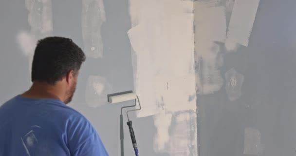 Painting of walls in a primer on white color repair in a house — Stock Video