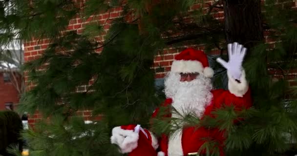 Santa Claus vstoupit do domu v Štědrý večer na nošení tašky s dárky — Stock video