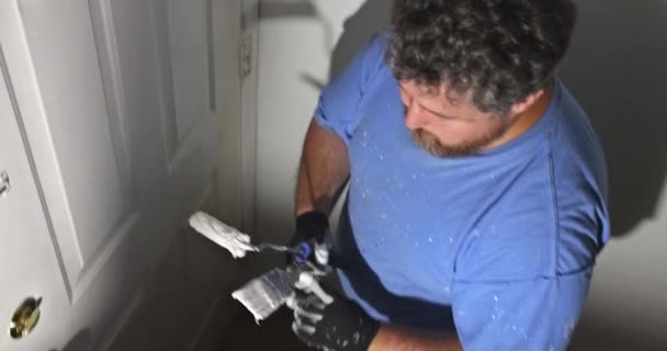 Handyman casa ristrutturazione pittore di pittura porte assetto utilizzando mano rullo pittura — Video Stock