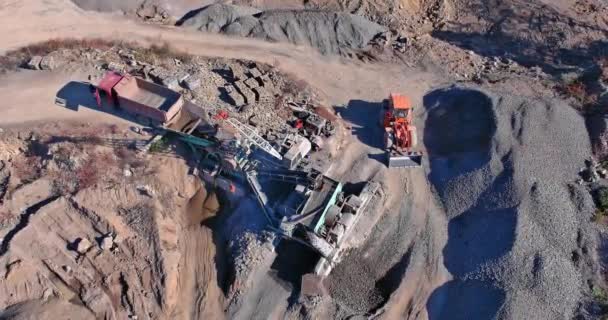 Veduta aerea di cava panoramica mineraria a cielo aperto con un sacco di macchinari sul posto di lavoro in uno stabilimento — Video Stock