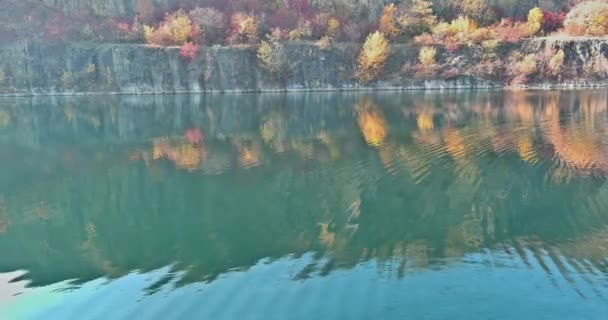 Pohled na jezero v žulovém lomu, jak vypadá shora — Stock video