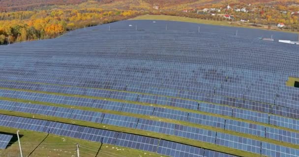 Güneş panellerinden panorama görüntüsü, enerji santrali, yenilenebilir enerji. — Stok video