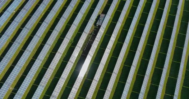 Vue aérienne des panneaux solaires avec énergie renouvelable verte alternative — Video