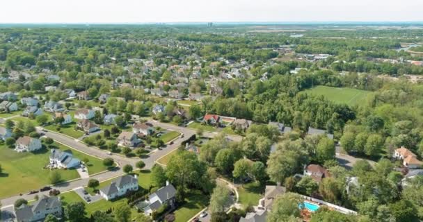 Американский красивый пейзаж пригородных домов спальных районов крыши домов небольшой зеленый городок — стоковое видео