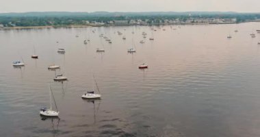 New Jersey limanındaki birçok teknenin hava görüntüsü.