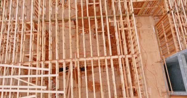 Casa residencial con vigas en construcción casa marco de madera — Vídeos de Stock