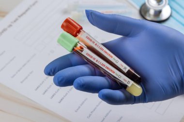 COVID-19 için bir kan örneği içeren tüp Omicron of coronavirus 'un yeni versiyonu pozitif çıktı.