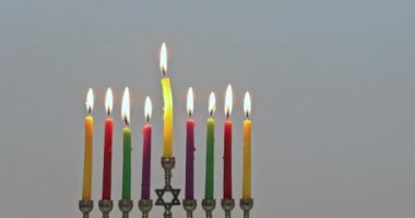 Hanuka 'lı İbranice Menorah bayram yahudilerinin geleneksel sembolüdür.
