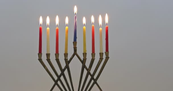 Menorah de Hanukkah con velas encendidas es símbolo tradicional para la fiesta judía — Vídeo de stock