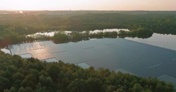 Luchtfoto van milieuvriendelijke energie met drijvend zonnepanelen platformsysteem aan het meer — Stockvideo