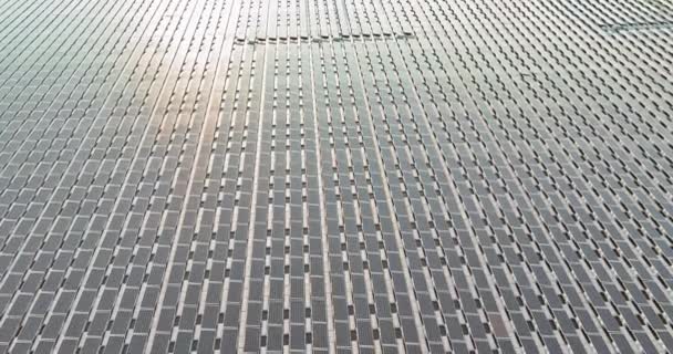 Vista aérea de la central solar con paneles solares flotantes — Vídeo de stock