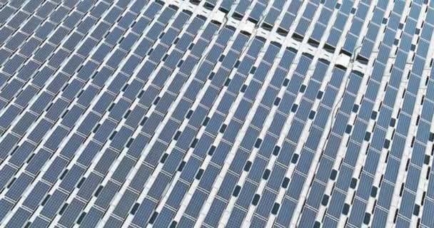 Panoramautsikt över solkraftverk med flytande solpaneler på dammen — Stockvideo