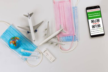 Smartphone mobil uygulaması Coronavirus aşı pasaport numunesi ile uluslararası seyahat örnek Omicron COVID-19 pozitif yeni mutasyon test