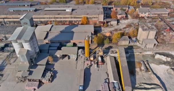 Beton karıştırma tesisi kum çakılları, çimento malzeme sabit — Stok video