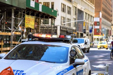 18 Haziran 2021 New York, ABD: Çatıda ışık yanıp sönen bir polis arabası New York 'ta acil çağrı yaptı