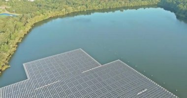 Yüzen güneş enerjisi istasyonunun havadan görünüşü gölde yeşil ve çevreye duyarlı enerji üretir.
