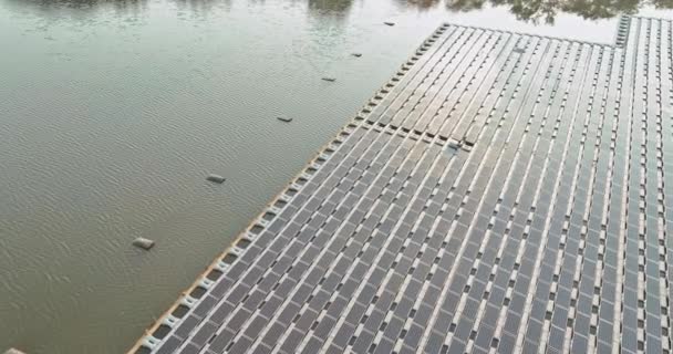 Vista panoramica dell'energia rispettosa dell'ambiente con sistema di piattaforme a celle solari sul lago — Video Stock