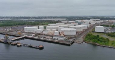Petrol rafinerisi fabrikası olan endüstriyel ham petrol tankı terminali.