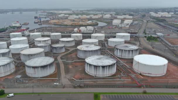 海洋近くの製油所工業プラントにおける空中トップの大型産業用油タンク — ストック動画