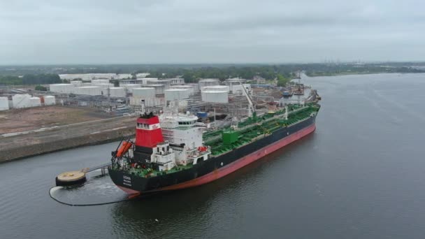 공중에서 내려다본 유조선 의유 조선 이 공업용 부두 항구에서 유류 운반선 수송을 통해 수출되는 석유를 하역하는 모습 — 비디오