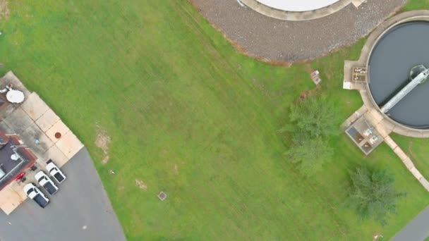 Vista panorâmica aérea das instalações de tratamento de água estação de tratamento de esgoto com tanques de sedimentação redondos — Vídeo de Stock