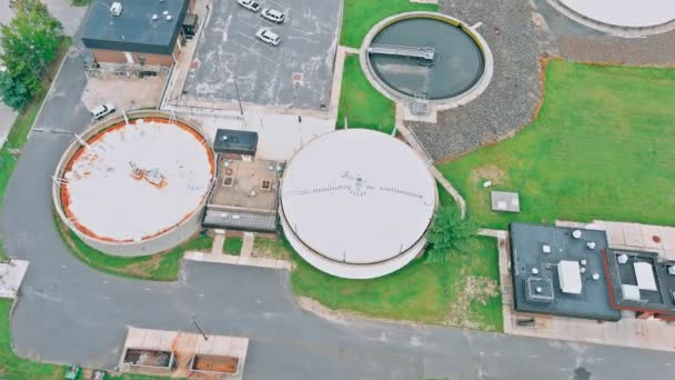 Vista panorâmica aérea do círculo de purificação de água tanques redondos com instalações instalações de tratamento de água estação de tratamento de esgoto — Vídeo de Stock