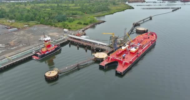 Rode tanker schip lossen olie opslag in industriële haven invoer benzine uit te voeren door tanker schip vervoer, — Stockvideo