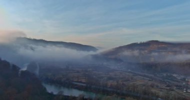 Ormandaki sisli dağların görkemli manzarası.
