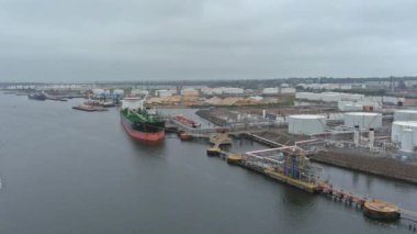 Hava manzaralı tanker gemisi, petrol nakli sırasında petrol gemisi operasyonu.