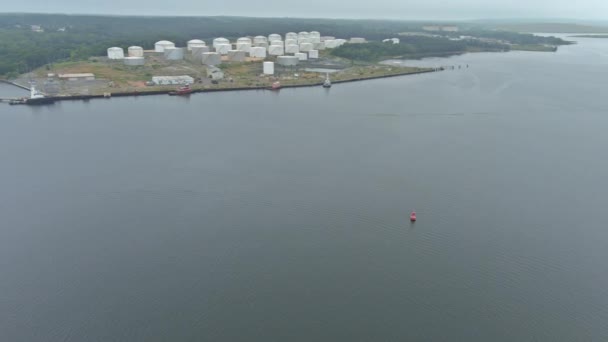 Flygfoto oljeraffinaderi anläggning från industri zon petrokemisk industri raffinaderi fabrik oljelagring tank — Stockvideo