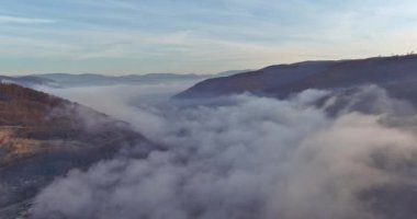 Görünür sisli bir dağ sırası.