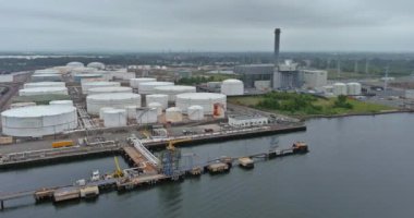 Petrol rafinerisi fabrikası olan ham petrol sanayi deposu