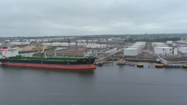 Öltanker der Prozess der Entladung Tanker im Hafen mit Draufsicht — Stockvideo