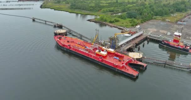 Luchtfoto lading operaties enorme olietanker schip operatie tijdens de overdracht van aardolie — Stockvideo